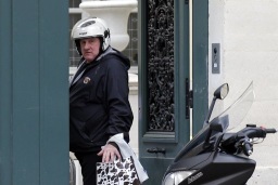 El actor es visto cerca de su casa en París en diciembre pasado. Depardieu ha sido criticado por autoridades francesas de querer evadir impuestos.